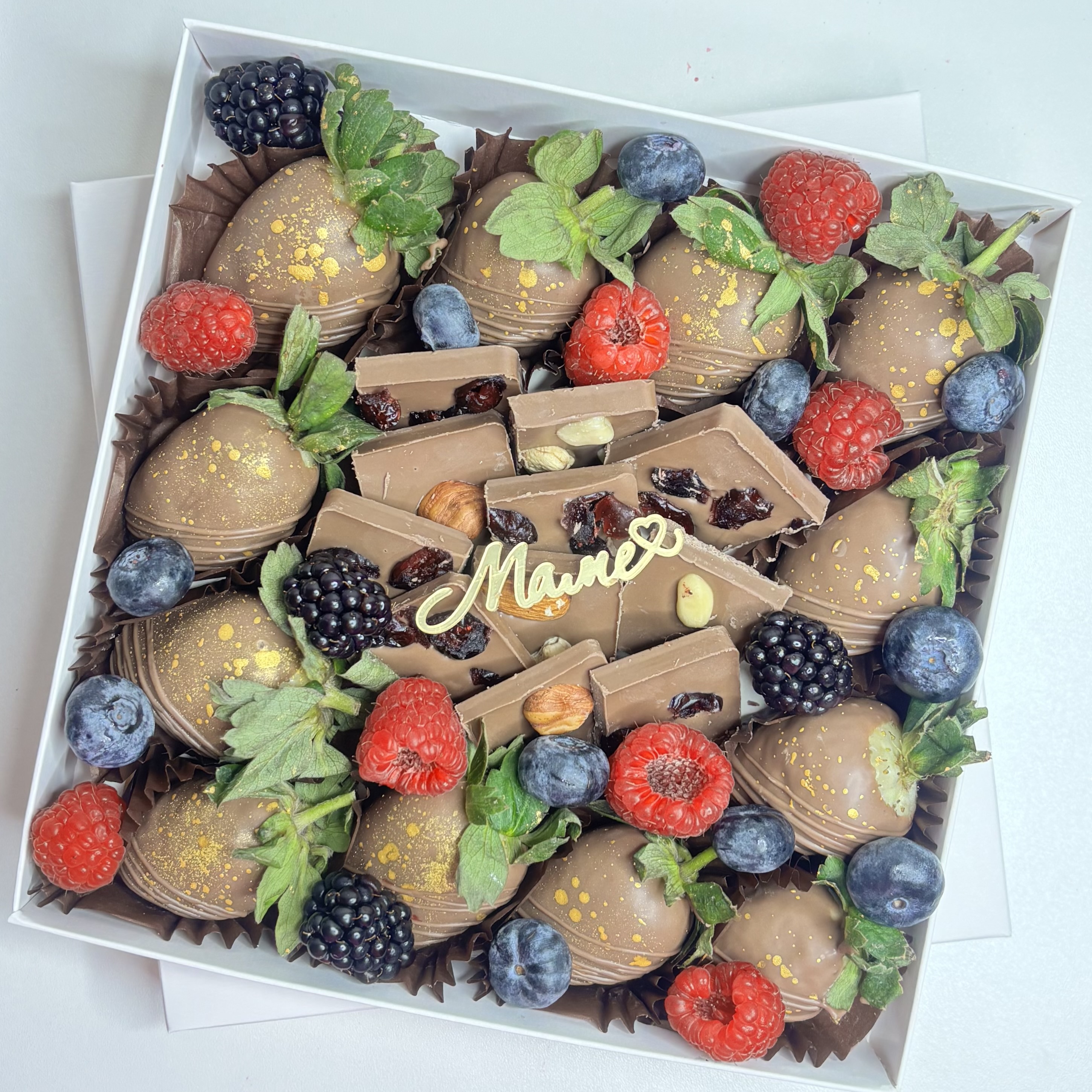 Большой набор клубника и шоколад с ягодами для мамы